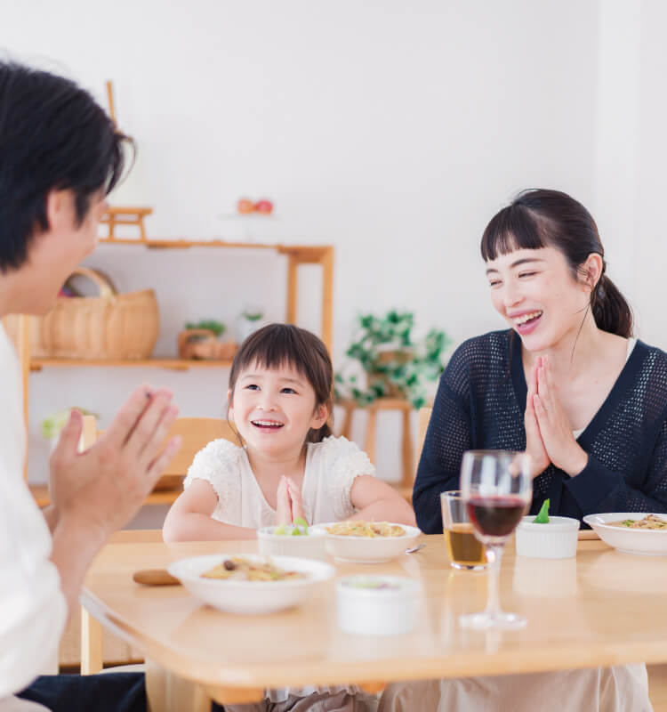 家でご飯を食べるとき、仲良くいただきますをする3人家族